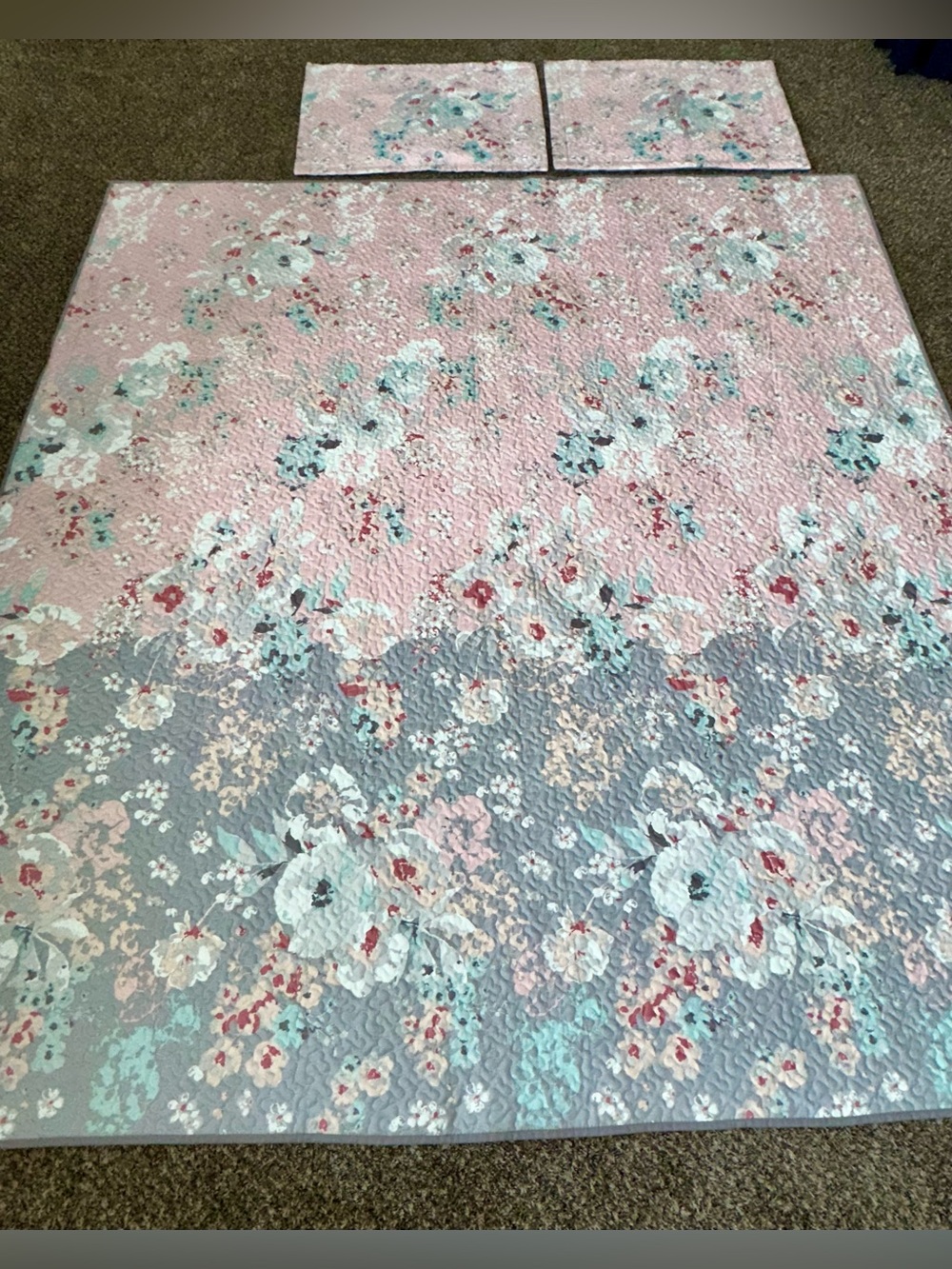 Mainstays Floral Quilt and 2 pillow shams - QUEEN